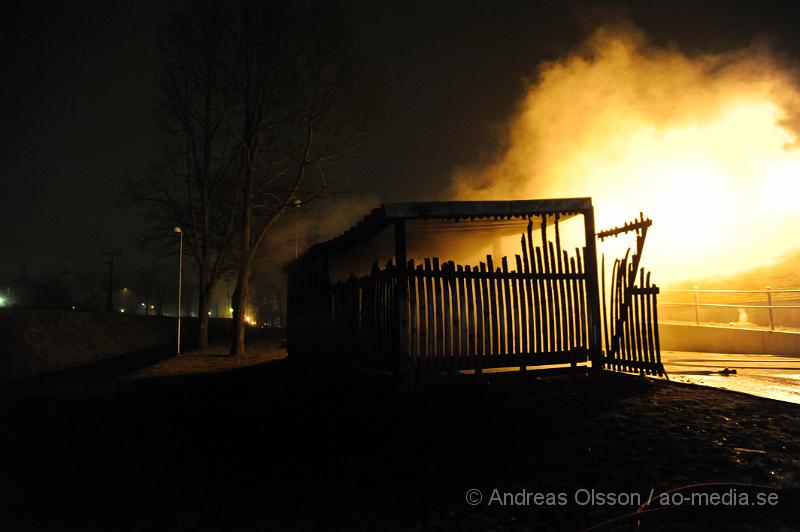 _DSC4610.JPG - Vid 20:40 tiden larmades Perstorps räddningstjänst till en brand i Perstorp, vid framkomst så var det ett soprum som brann. Intill detta så låg netto men som klarade sig utan några skador.Hur branden har börjat är oklart.