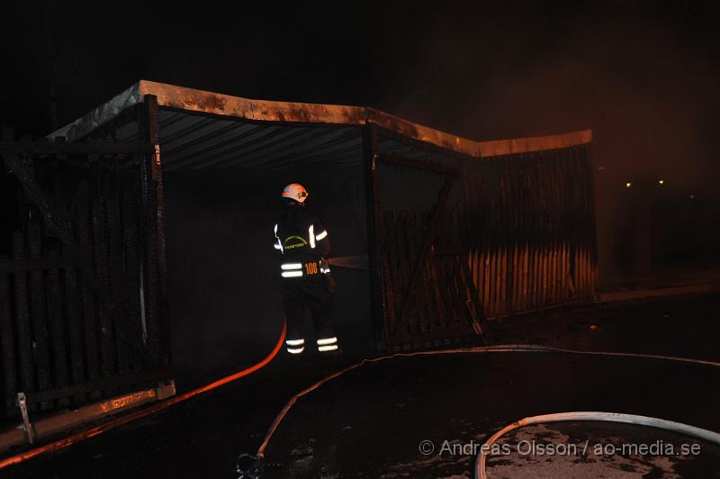 _DSC4615.JPG - Vid 20:40 tiden larmades Perstorps räddningstjänst till en brand i Perstorp, vid framkomst så var det ett soprum som brann. Intill detta så låg netto men som klarade sig utan några skador.Hur branden har börjat är oklart.