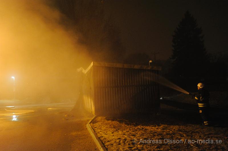 _DSC4621.JPG - Vid 20:40 tiden larmades Perstorps räddningstjänst till en brand i Perstorp, vid framkomst så var det ett soprum som brann. Intill detta så låg netto men som klarade sig utan några skador.Hur branden har börjat är oklart.