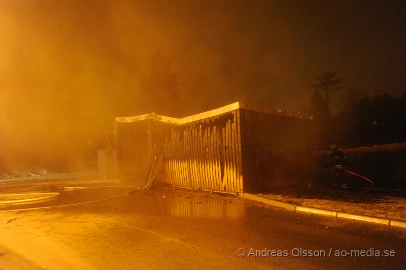 _DSC4622.JPG - Vid 20:40 tiden larmades Perstorps räddningstjänst till en brand i Perstorp, vid framkomst så var det ett soprum som brann. Intill detta så låg netto men som klarade sig utan några skador.Hur branden har börjat är oklart.