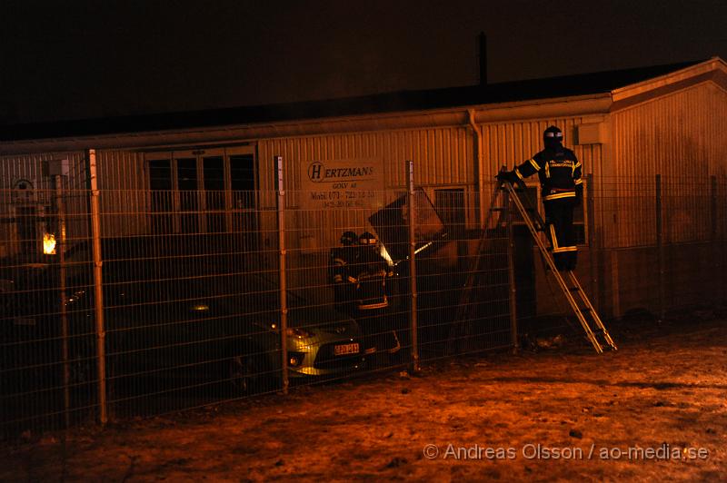 _DSC4593.JPG - vid 18:15 tiden larmades räddningstjänsten till en conatiner brand i Berga. Container stod inne på ett fabriksområde så räddningstjänsten fick klättra över ett staket för att ta sig in, Men branden kunde släckas fort.