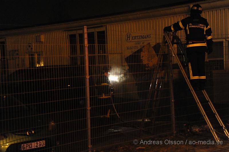 _DSC4598.JPG - vid 18:15 tiden larmades räddningstjänsten till en conatiner brand i Berga. Container stod inne på ett fabriksområde så räddningstjänsten fick klättra över ett staket för att ta sig in, Men branden kunde släckas fort.