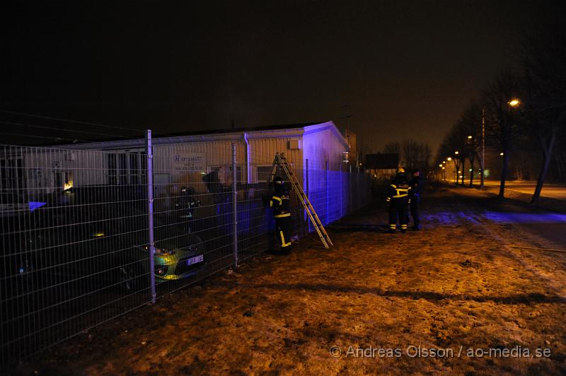 _DSC4602.JPG - vid 18:15 tiden larmades räddningstjänsten till en conatiner brand i Berga. Container stod inne på ett fabriksområde så räddningstjänsten fick klättra över ett staket för att ta sig in, Men branden kunde släckas fort.