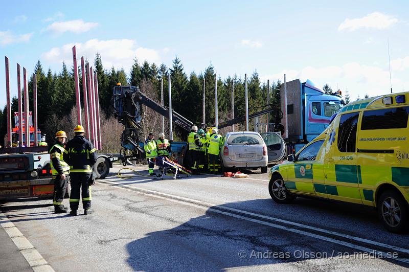 _DSC4625.JPG - Vid 11:30 tiden larmades Räddningstjänsten från Klippan och Ljungbyhed till en trafikolycka på väg 21 mellan Klippan och Perstorp. Vid framkomst så var det en personbil som hade kört in i sidan på en timmerbil. En person fördes med ambulans till sjukhuset, oklart hur skadad personen är.