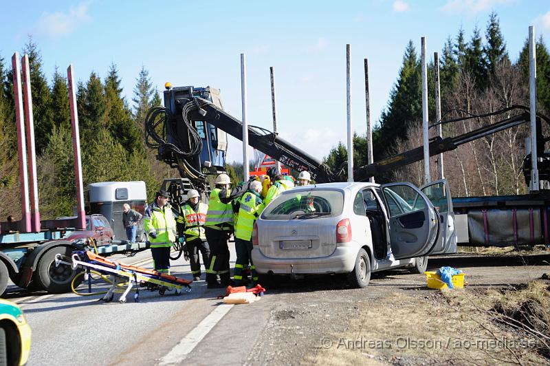 _DSC4632.JPG - Vid 11:30 tiden larmades Räddningstjänsten från Klippan och Ljungbyhed till en trafikolycka på väg 21 mellan Klippan och Perstorp. Vid framkomst så var det en personbil som hade kört in i sidan på en timmerbil. En person fördes med ambulans till sjukhuset, oklart hur skadad personen är.