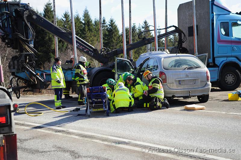 _DSC4641.JPG - Vid 11:30 tiden larmades Räddningstjänsten från Klippan och Ljungbyhed till en trafikolycka på väg 21 mellan Klippan och Perstorp. Vid framkomst så var det en personbil som hade kört in i sidan på en timmerbil. En person fördes med ambulans till sjukhuset, oklart hur skadad personen är.