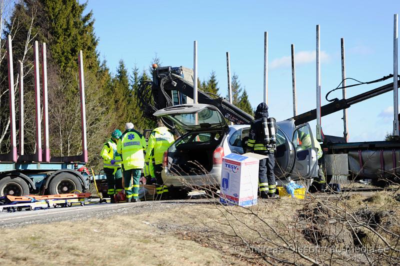 _DSC4645.JPG - Vid 11:30 tiden larmades Räddningstjänsten från Klippan och Ljungbyhed till en trafikolycka på väg 21 mellan Klippan och Perstorp. Vid framkomst så var det en personbil som hade kört in i sidan på en timmerbil. En person fördes med ambulans till sjukhuset, oklart hur skadad personen är.