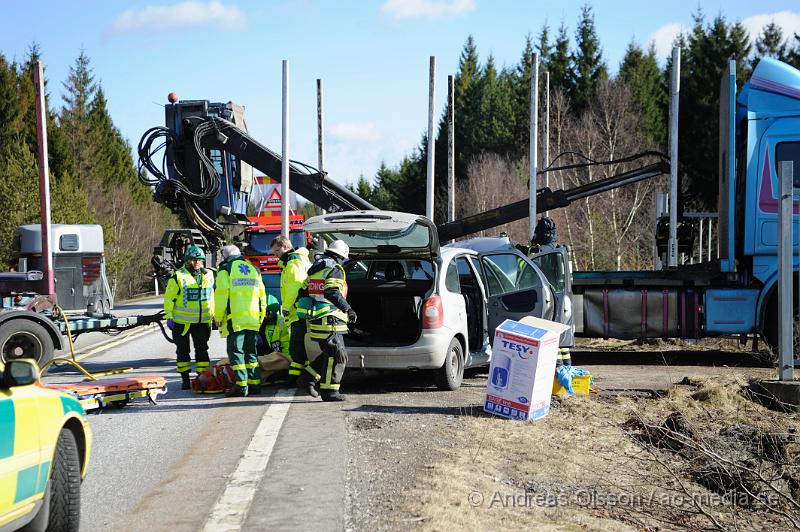 _DSC4647.JPG - Vid 11:30 tiden larmades Räddningstjänsten från Klippan och Ljungbyhed till en trafikolycka på väg 21 mellan Klippan och Perstorp. Vid framkomst så var det en personbil som hade kört in i sidan på en timmerbil. En person fördes med ambulans till sjukhuset, oklart hur skadad personen är.