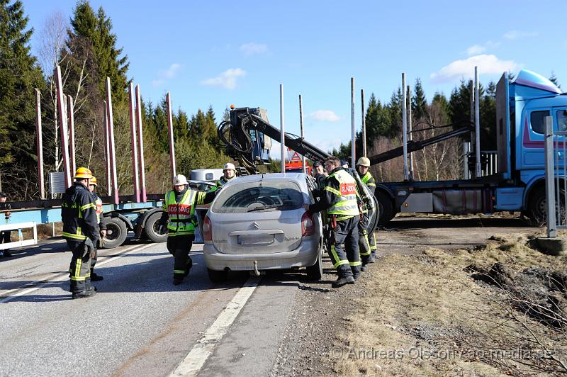 _DSC4649.JPG - Vid 11:30 tiden larmades Räddningstjänsten från Klippan och Ljungbyhed till en trafikolycka på väg 21 mellan Klippan och Perstorp. Vid framkomst så var det en personbil som hade kört in i sidan på en timmerbil. En person fördes med ambulans till sjukhuset, oklart hur skadad personen är.