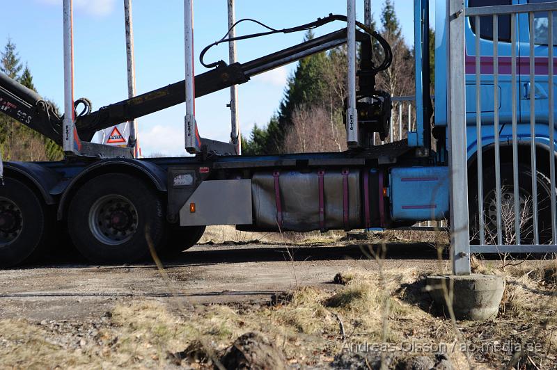 _DSC4650.JPG - Vid 11:30 tiden larmades Räddningstjänsten från Klippan och Ljungbyhed till en trafikolycka på väg 21 mellan Klippan och Perstorp. Vid framkomst så var det en personbil som hade kört in i sidan på en timmerbil. En person fördes med ambulans till sjukhuset, oklart hur skadad personen är.