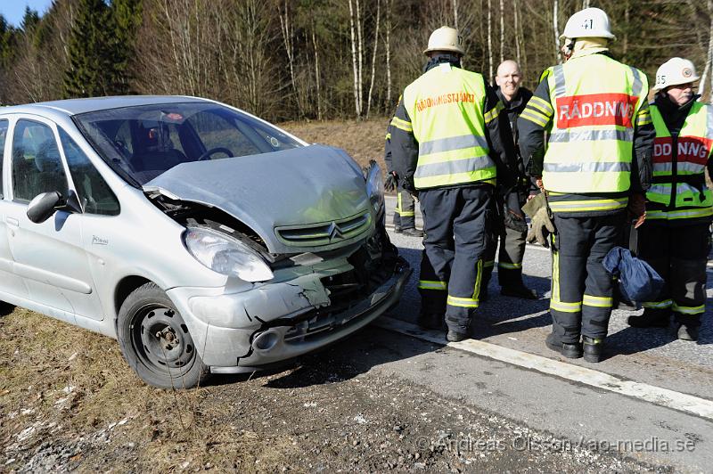 _DSC4651.JPG - Vid 11:30 tiden larmades Räddningstjänsten från Klippan och Ljungbyhed till en trafikolycka på väg 21 mellan Klippan och Perstorp. Vid framkomst så var det en personbil som hade kört in i sidan på en timmerbil. En person fördes med ambulans till sjukhuset, oklart hur skadad personen är.