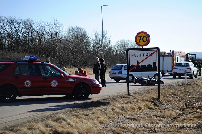 _DSC4730.JPG - Vid 14.15 larmades räddningstjänsten och ambulans till en trafikolycka vid väg 13. Det var en MC som gått omkull. Föraren fick föras in till sjukhuset med ambulans, skadeläget är dock oklart.