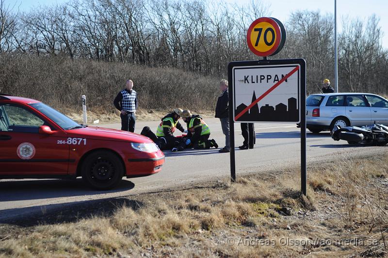 _DSC4731.JPG - Vid 14.15 larmades räddningstjänsten och ambulans till en trafikolycka vid väg 13. Det var en MC som gått omkull. Föraren fick föras in till sjukhuset med ambulans, skadeläget är dock oklart.