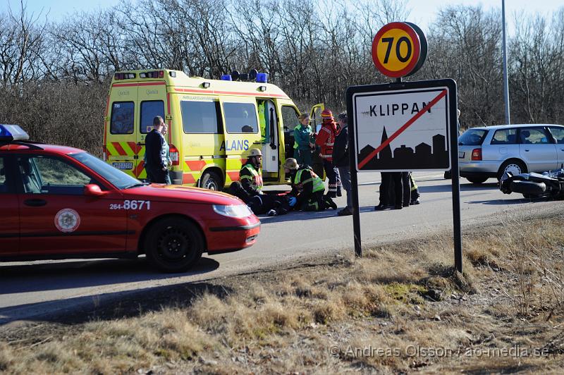 _DSC4735.JPG - Vid 14.15 larmades räddningstjänsten och ambulans till en trafikolycka vid väg 13. Det var en MC som gått omkull. Föraren fick föras in till sjukhuset med ambulans, skadeläget är dock oklart.