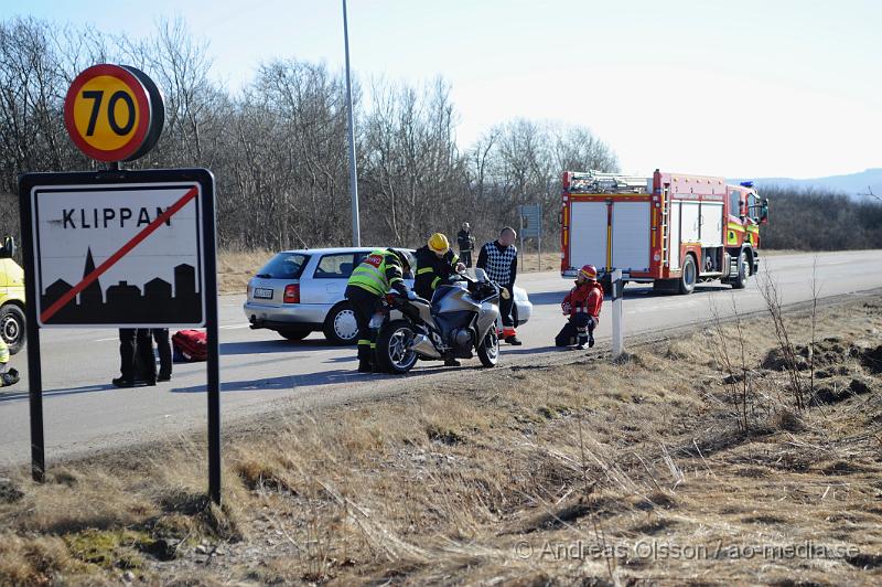 _DSC4740.JPG - Vid 14.15 larmades räddningstjänsten och ambulans till en trafikolycka vid väg 13. Det var en MC som gått omkull. Föraren fick föras in till sjukhuset med ambulans, skadeläget är dock oklart.