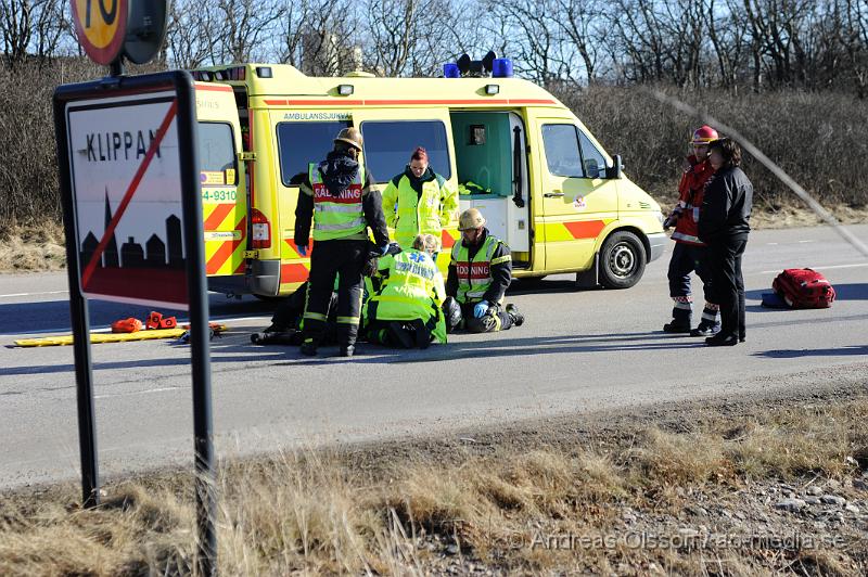 _DSC4743.JPG - Vid 14.15 larmades räddningstjänsten och ambulans till en trafikolycka vid väg 13. Det var en MC som gått omkull. Föraren fick föras in till sjukhuset med ambulans, skadeläget är dock oklart.