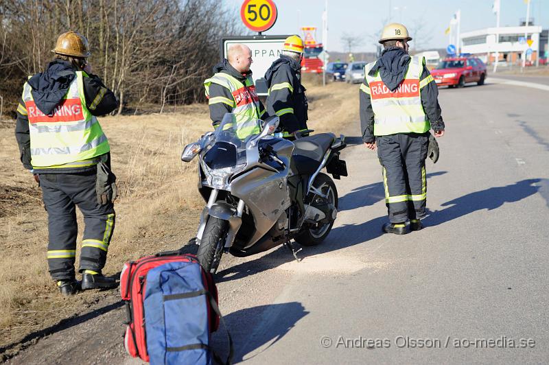 _DSC4748.JPG - Vid 14.15 larmades räddningstjänsten och ambulans till en trafikolycka vid väg 13. Det var en MC som gått omkull. Föraren fick föras in till sjukhuset med ambulans, skadeläget är dock oklart.