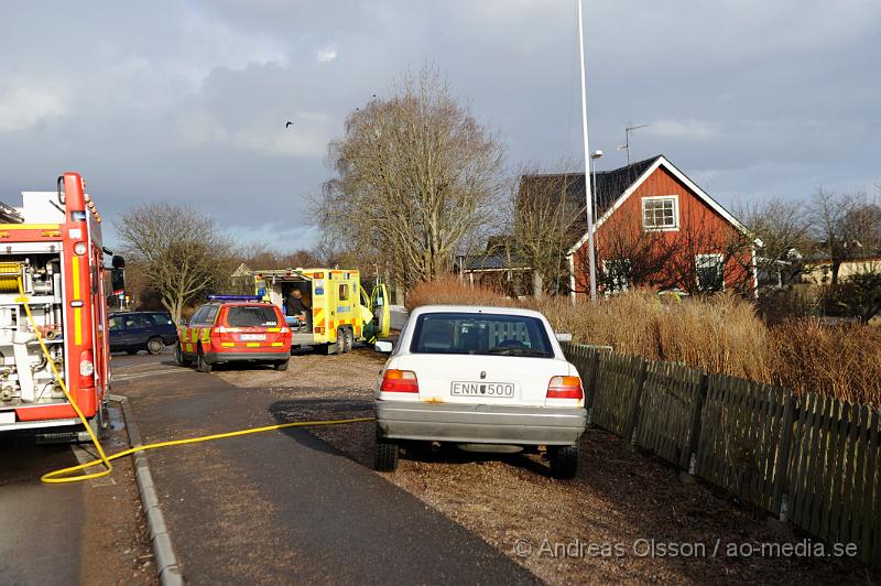 _DSC4776.JPG - Vid 16 tiden larmades räddningstjänsten, ambulans och polis till en villa brand på gamla vägen i Östra ljungby. Vid framkomst visa det sig att det brann i en pellets kamin. Branden kunde släckas snabbt. En person fick vård av ambulans personalen på plats efter att ha andats in rök.