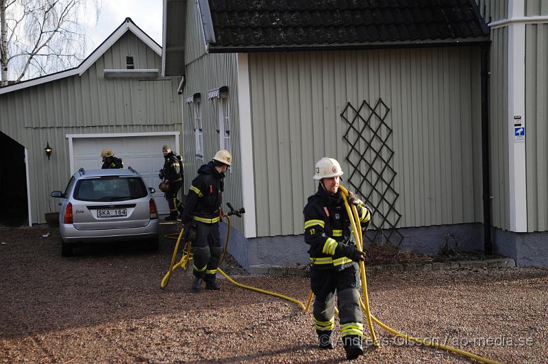 _DSC4778.JPG - Vid 16 tiden larmades räddningstjänsten, ambulans och polis till en villa brand på gamla vägen i Östra ljungby. Vid framkomst visa det sig att det brann i en pellets kamin. Branden kunde släckas snabbt. En person fick vård av ambulans personalen på plats efter att ha andats in rök.