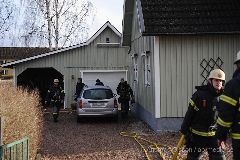 _DSC4780.JPG - Vid 16 tiden larmades räddningstjänsten, ambulans och polis till en villa brand på gamla vägen i Östra ljungby. Vid framkomst visa det sig att det brann i en pellets kamin. Branden kunde släckas snabbt. En person fick vård av ambulans personalen på plats efter att ha andats in rök.