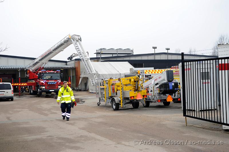 _DSC4783.JPG - Vid 13:00 tiden larmades räddningstjänsten till en brand på Metallgatan 6 i Ängelholm där ett industri taket hade tagit eld. Vid framkomst så hade personalen lyckats släckt det mesta. Inga personer ska ha kommit till skada under branden