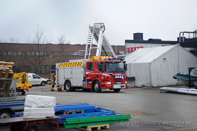 _DSC4788.JPG - Vid 13:00 tiden larmades räddningstjänsten till en brand på Metallgatan 6 i Ängelholm där ett industri taket hade tagit eld. Vid framkomst så hade personalen lyckats släckt det mesta. Inga personer ska ha kommit till skada under branden