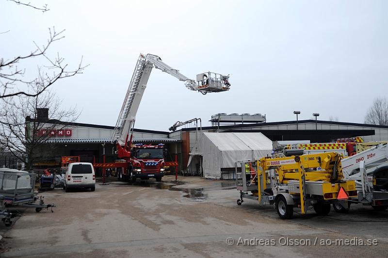 _DSC4790.JPG - Vid 13:00 tiden larmades räddningstjänsten till en brand på Metallgatan 6 i Ängelholm där ett industri taket hade tagit eld. Vid framkomst så hade personalen lyckats släckt det mesta. Inga personer ska ha kommit till skada under branden