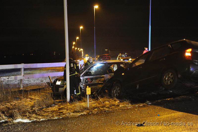 _DSC4823.JPG - Vid 23 tiden larmades räddningstjänsten från Klippan och Ljungbyhed till en trafikolycka på fabriksvägen i Klippan. Det var två personbilar som krockat. En bil hade kört in i sidan av en G4S väktar bil. Väktaren klämdes fast i bilen och räddningstjänsten fick klippa upp taket för att få ut väktaren. Tre personer fick föras med Ambulans till sjukhus, skadeläget är oklart.