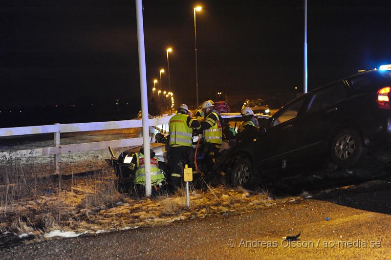 _DSC4825.JPG - Vid 23 tiden larmades räddningstjänsten från Klippan och Ljungbyhed till en trafikolycka på fabriksvägen i Klippan. Det var två personbilar som krockat. En bil hade kört in i sidan av en G4S väktar bil. Väktaren klämdes fast i bilen och räddningstjänsten fick klippa upp taket för att få ut väktaren. Tre personer fick föras med Ambulans till sjukhus, skadeläget är oklart.