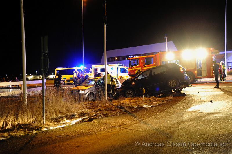 _DSC4834.JPG - Vid 23 tiden larmades räddningstjänsten från Klippan och Ljungbyhed till en trafikolycka på fabriksvägen i Klippan. Det var två personbilar som krockat. En bil hade kört in i sidan av en G4S väktar bil. Väktaren klämdes fast i bilen och räddningstjänsten fick klippa upp taket för att få ut väktaren. Tre personer fick föras med Ambulans till sjukhus, skadeläget är oklart.