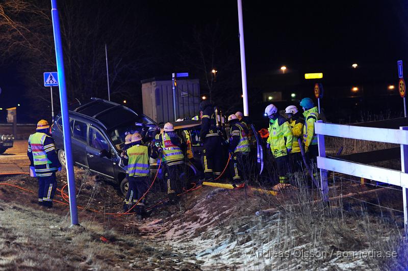 _DSC4842.JPG - Vid 23 tiden larmades räddningstjänsten från Klippan och Ljungbyhed till en trafikolycka på fabriksvägen i Klippan. Det var två personbilar som krockat. En bil hade kört in i sidan av en G4S väktar bil. Väktaren klämdes fast i bilen och räddningstjänsten fick klippa upp taket för att få ut väktaren. Tre personer fick föras med Ambulans till sjukhus, skadeläget är oklart.