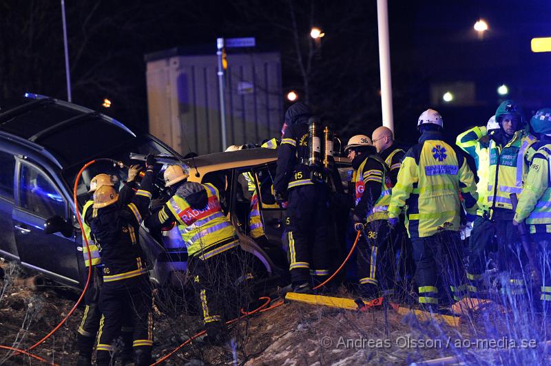 _DSC4843.JPG - Vid 23 tiden larmades räddningstjänsten från Klippan och Ljungbyhed till en trafikolycka på fabriksvägen i Klippan. Det var två personbilar som krockat. En bil hade kört in i sidan av en G4S väktar bil. Väktaren klämdes fast i bilen och räddningstjänsten fick klippa upp taket för att få ut väktaren. Tre personer fick föras med Ambulans till sjukhus, skadeläget är oklart.