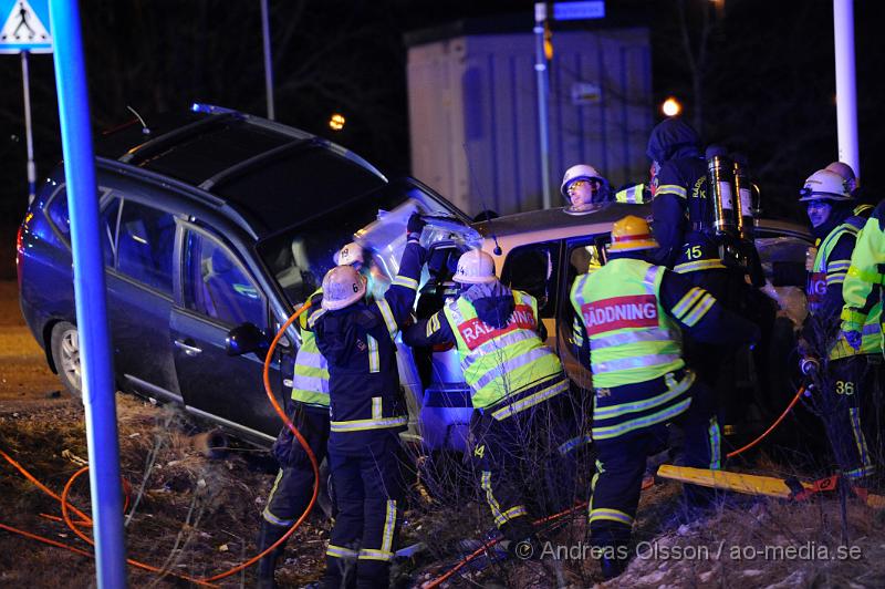 _DSC4844.JPG - Vid 23 tiden larmades räddningstjänsten från Klippan och Ljungbyhed till en trafikolycka på fabriksvägen i Klippan. Det var två personbilar som krockat. En bil hade kört in i sidan av en G4S väktar bil. Väktaren klämdes fast i bilen och räddningstjänsten fick klippa upp taket för att få ut väktaren. Tre personer fick föras med Ambulans till sjukhus, skadeläget är oklart.