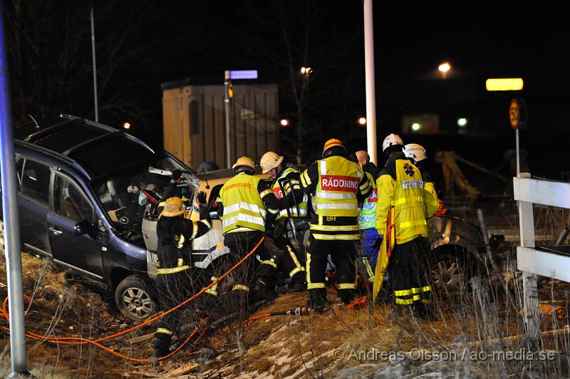 _DSC4846.JPG - Vid 23 tiden larmades räddningstjänsten från Klippan och Ljungbyhed till en trafikolycka på fabriksvägen i Klippan. Det var två personbilar som krockat. En bil hade kört in i sidan av en G4S väktar bil. Väktaren klämdes fast i bilen och räddningstjänsten fick klippa upp taket för att få ut väktaren. Tre personer fick föras med Ambulans till sjukhus, skadeläget är oklart.