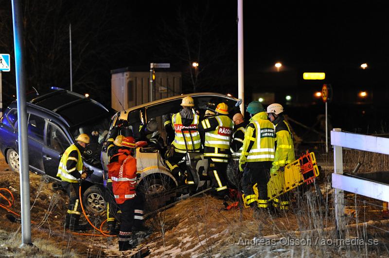 _DSC4848.JPG - Vid 23 tiden larmades räddningstjänsten från Klippan och Ljungbyhed till en trafikolycka på fabriksvägen i Klippan. Det var två personbilar som krockat. En bil hade kört in i sidan av en G4S väktar bil. Väktaren klämdes fast i bilen och räddningstjänsten fick klippa upp taket för att få ut väktaren. Tre personer fick föras med Ambulans till sjukhus, skadeläget är oklart.