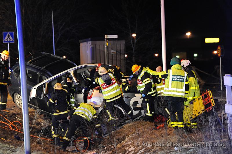 _DSC4851.JPG - Vid 23 tiden larmades räddningstjänsten från Klippan och Ljungbyhed till en trafikolycka på fabriksvägen i Klippan. Det var två personbilar som krockat. En bil hade kört in i sidan av en G4S väktar bil. Väktaren klämdes fast i bilen och räddningstjänsten fick klippa upp taket för att få ut väktaren. Tre personer fick föras med Ambulans till sjukhus, skadeläget är oklart.