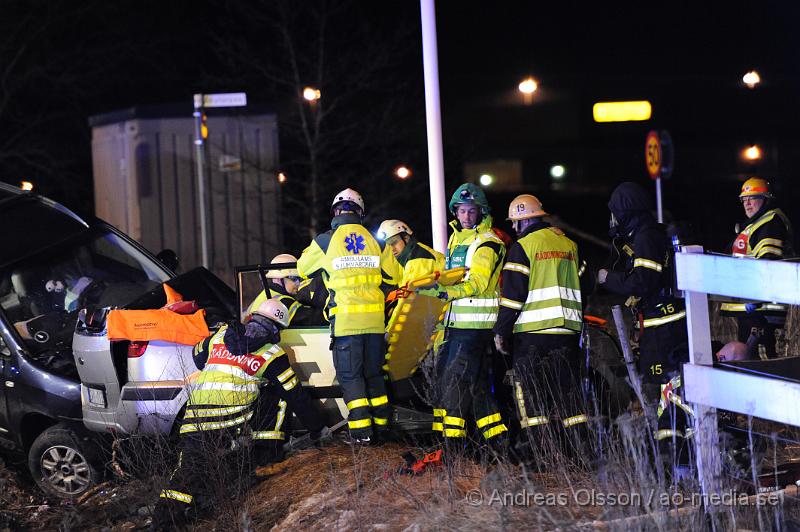 _DSC4855.JPG - Vid 23 tiden larmades räddningstjänsten från Klippan och Ljungbyhed till en trafikolycka på fabriksvägen i Klippan. Det var två personbilar som krockat. En bil hade kört in i sidan av en G4S väktar bil. Väktaren klämdes fast i bilen och räddningstjänsten fick klippa upp taket för att få ut väktaren. Tre personer fick föras med Ambulans till sjukhus, skadeläget är oklart.