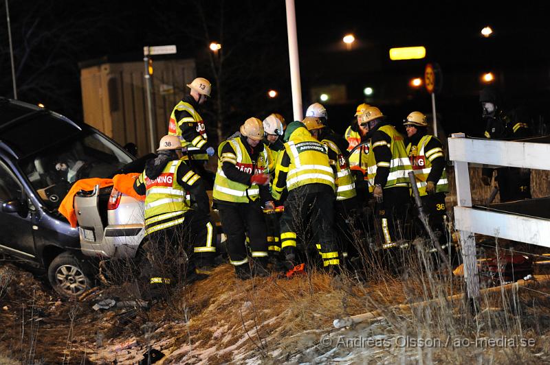 _DSC4859.JPG - Vid 23 tiden larmades räddningstjänsten från Klippan och Ljungbyhed till en trafikolycka på fabriksvägen i Klippan. Det var två personbilar som krockat. En bil hade kört in i sidan av en G4S väktar bil. Väktaren klämdes fast i bilen och räddningstjänsten fick klippa upp taket för att få ut väktaren. Tre personer fick föras med Ambulans till sjukhus, skadeläget är oklart.