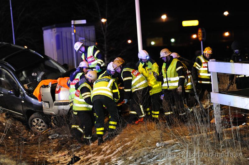 _DSC4861.JPG - Vid 23 tiden larmades räddningstjänsten från Klippan och Ljungbyhed till en trafikolycka på fabriksvägen i Klippan. Det var två personbilar som krockat. En bil hade kört in i sidan av en G4S väktar bil. Väktaren klämdes fast i bilen och räddningstjänsten fick klippa upp taket för att få ut väktaren. Tre personer fick föras med Ambulans till sjukhus, skadeläget är oklart.