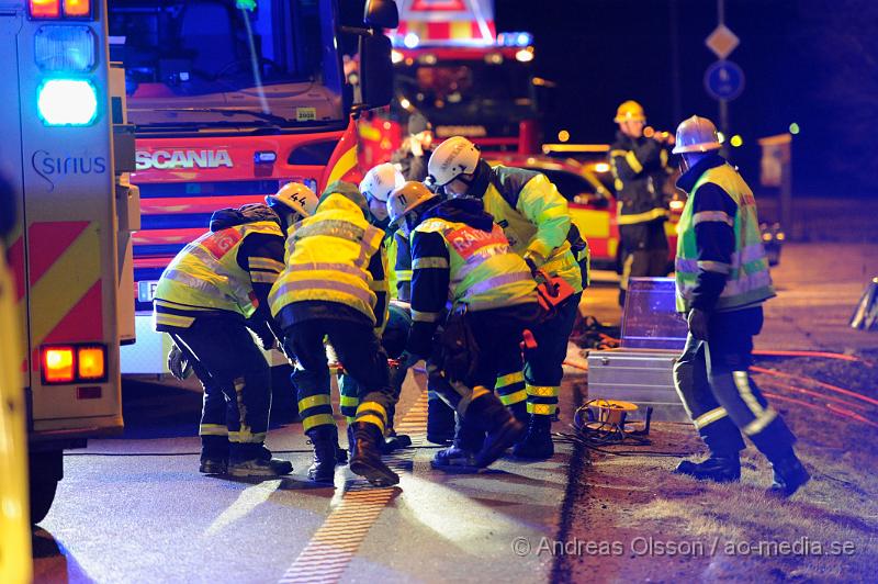 _DSC4864.JPG - Vid 23 tiden larmades räddningstjänsten från Klippan och Ljungbyhed till en trafikolycka på fabriksvägen i Klippan. Det var två personbilar som krockat. En bil hade kört in i sidan av en G4S väktar bil. Väktaren klämdes fast i bilen och räddningstjänsten fick klippa upp taket för att få ut väktaren. Tre personer fick föras med Ambulans till sjukhus, skadeläget är oklart.