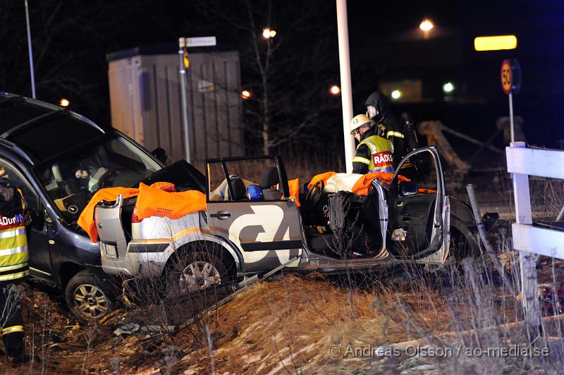 _DSC4869.JPG - Vid 23 tiden larmades räddningstjänsten från Klippan och Ljungbyhed till en trafikolycka på fabriksvägen i Klippan. Det var två personbilar som krockat. En bil hade kört in i sidan av en G4S väktar bil. Väktaren klämdes fast i bilen och räddningstjänsten fick klippa upp taket för att få ut väktaren. Tre personer fick föras med Ambulans till sjukhus, skadeläget är oklart.