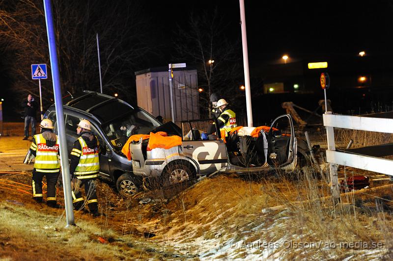 _DSC4870.JPG - Vid 23 tiden larmades räddningstjänsten från Klippan och Ljungbyhed till en trafikolycka på fabriksvägen i Klippan. Det var två personbilar som krockat. En bil hade kört in i sidan av en G4S väktar bil. Väktaren klämdes fast i bilen och räddningstjänsten fick klippa upp taket för att få ut väktaren. Tre personer fick föras med Ambulans till sjukhus, skadeläget är oklart.