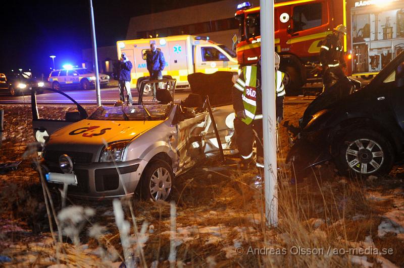 _DSC4885.JPG - Vid 23 tiden larmades räddningstjänsten från Klippan och Ljungbyhed till en trafikolycka på fabriksvägen i Klippan. Det var två personbilar som krockat. En bil hade kört in i sidan av en G4S väktar bil. Väktaren klämdes fast i bilen och räddningstjänsten fick klippa upp taket för att få ut väktaren. Tre personer fick föras med Ambulans till sjukhus, skadeläget är oklart.