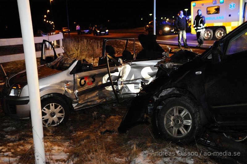 _DSC4887.JPG - Vid 23 tiden larmades räddningstjänsten från Klippan och Ljungbyhed till en trafikolycka på fabriksvägen i Klippan. Det var två personbilar som krockat. En bil hade kört in i sidan av en G4S väktar bil. Väktaren klämdes fast i bilen och räddningstjänsten fick klippa upp taket för att få ut väktaren. Tre personer fick föras med Ambulans till sjukhus, skadeläget är oklart.