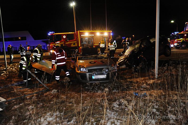 _DSC4889.JPG - Vid 23 tiden larmades räddningstjänsten från Klippan och Ljungbyhed till en trafikolycka på fabriksvägen i Klippan. Det var två personbilar som krockat. En bil hade kört in i sidan av en G4S väktar bil. Väktaren klämdes fast i bilen och räddningstjänsten fick klippa upp taket för att få ut väktaren. Tre personer fick föras med Ambulans till sjukhus, skadeläget är oklart.