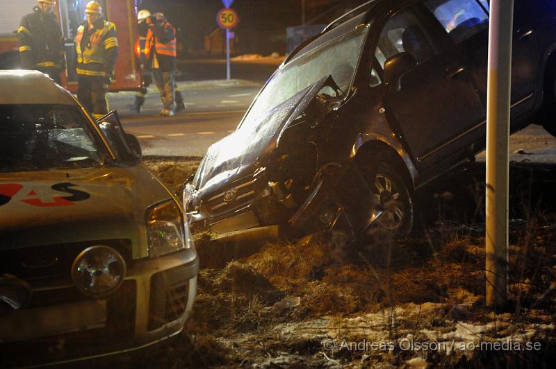 _DSC4891.JPG - Vid 23 tiden larmades räddningstjänsten från Klippan och Ljungbyhed till en trafikolycka på fabriksvägen i Klippan. Det var två personbilar som krockat. En bil hade kört in i sidan av en G4S väktar bil. Väktaren klämdes fast i bilen och räddningstjänsten fick klippa upp taket för att få ut väktaren. Tre personer fick föras med Ambulans till sjukhus, skadeläget är oklart.