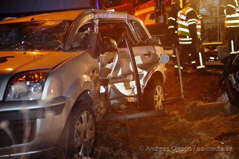 _DSC4895.JPG - Vid 23 tiden larmades räddningstjänsten från Klippan och Ljungbyhed till en trafikolycka på fabriksvägen i Klippan. Det var två personbilar som krockat. En bil hade kört in i sidan av en G4S väktar bil. Väktaren klämdes fast i bilen och räddningstjänsten fick klippa upp taket för att få ut väktaren. Tre personer fick föras med Ambulans till sjukhus, skadeläget är oklart.