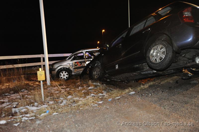 _DSC4898.JPG - Vid 23 tiden larmades räddningstjänsten från Klippan och Ljungbyhed till en trafikolycka på fabriksvägen i Klippan. Det var två personbilar som krockat. En bil hade kört in i sidan av en G4S väktar bil. Väktaren klämdes fast i bilen och räddningstjänsten fick klippa upp taket för att få ut väktaren. Tre personer fick föras med Ambulans till sjukhus, skadeläget är oklart.