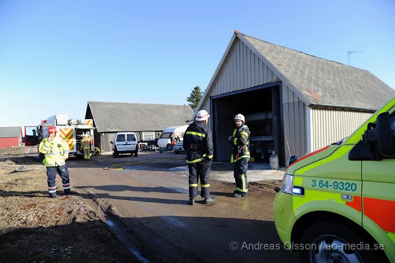 _DSC4905.JPG - vid 15:20 tiden larmades räddningstjänsten till en verkstads brand utanför Strövelstorp, Vad som har brunnit är oklart.  Inga människor ska ha kommit till skada.