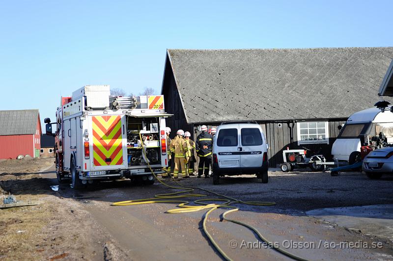 _DSC4911.JPG - vid 15:20 tiden larmades räddningstjänsten till en verkstads brand utanför Strövelstorp, Vad som har brunnit är oklart.  Inga människor ska ha kommit till skada.